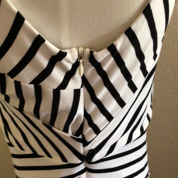 Instantly slimming black & white dress - Picture 4 of 5